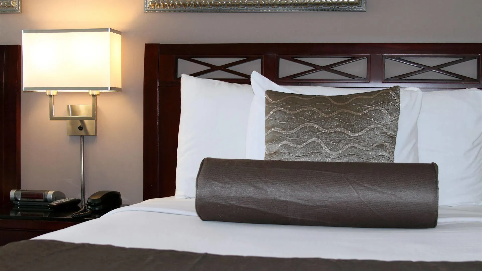 Red Lion Inn And Suites Victoria Saanich